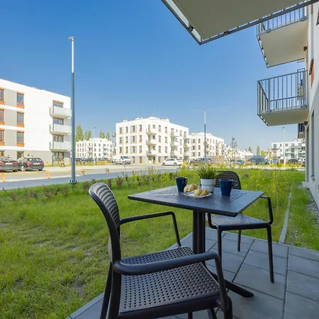 Jasny Z Ogrodem I Parkingiem Na Przedmiesciach Warszawy By Renters Apartment