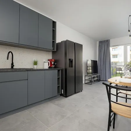 Jasny Z Ogrodem I Parkingiem Na Przedmiesciach Warszawy By Renters *