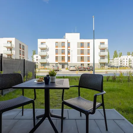 Jasny Z Ogrodem I Parkingiem Na Przedmiesciach Warszawy By Renters