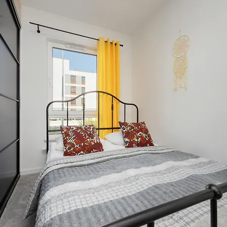 Jasny Z Ogrodem I Parkingiem Na Przedmiesciach Warszawy By Renters