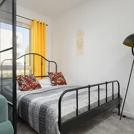 Apartment Jasny Z Ogrodem I Parkingiem Na Przedmiesciach Warszawy By Renters *